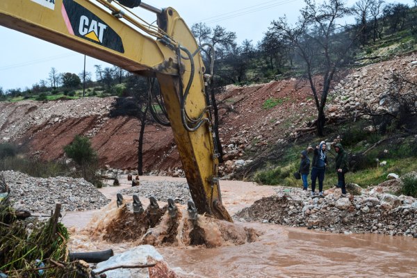 ΚΚΕ για Byron: Ο κρατικός μηχανισμός ενάντια στα μπλόκα των αγροτών «παραλύει» όταν οι δρόμοι κλείνουν από την ανεπάρκειά του