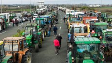 Ενισχύεται το αγροτικό μέτωπο – Πληθαίνουν τα μπλόκα – Σε κλοιό η κυβέρνηση, κοντά στους αγρότες η αντιπολίτευση