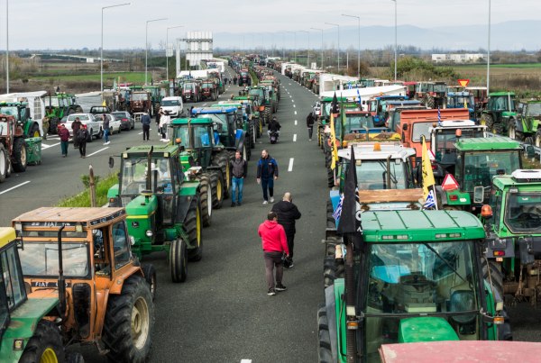 Ενισχύεται το αγροτικό μέτωπο – Πληθαίνουν τα μπλόκα – Σε κλοιό η κυβέρνηση, κοντά στους αγρότες η αντιπολίτευση