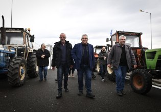 Στο μπλόκο στον Ε-65 στην Καρδίτσα ο Κουτσούμπας – «Στηρίζουμε τον αγώνα σας, χωρίς ναι μεν αλλά, χωρίς αστερίσκους»