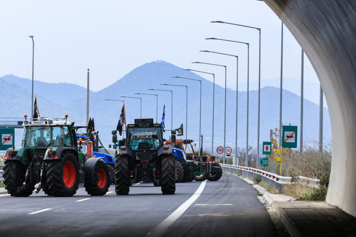 Αγρότες: Αναδιατάσσουν τα τρακτέρ για να ανοίξουν δρόμο – Επιμένει η ΕΛ.ΑΣ. να κρατά κλειστές κεντρικές αρτηρίες