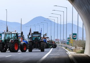 Αγρότες: Αναδιατάσσουν τα τρακτέρ για να ανοίξουν δρόμο – Επιμένει η ΕΛ.ΑΣ. να κρατά κλειστές κεντρικές αρτηρίες