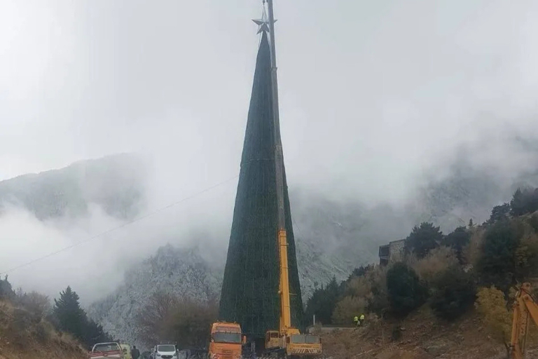 Φαράγγι της Σαμαριάς: Φωταγωγήθηκε στην Κρήτη το μεγαλύτερο χριστουγεννιάτικο δέντρο της Ευρώπης