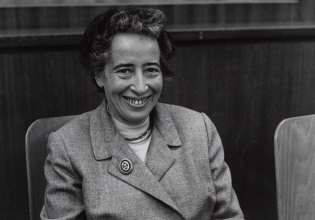 Πενήντα χρόνια χωρίς τη Χάνα Άρεντ: Οι «Απαρχές του ολοκληρωτισμού» παραμένουν πιο επίκαιρες από ποτέ