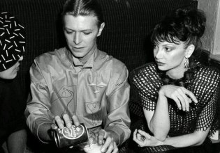 Η μαγική ζωή της Toni Basil – Δίδαξε τον Έλβις, γοήτευσε τον Μπόουι και απέκρουσε το «καμάκι» του Μπινγκ Κρόσμπι