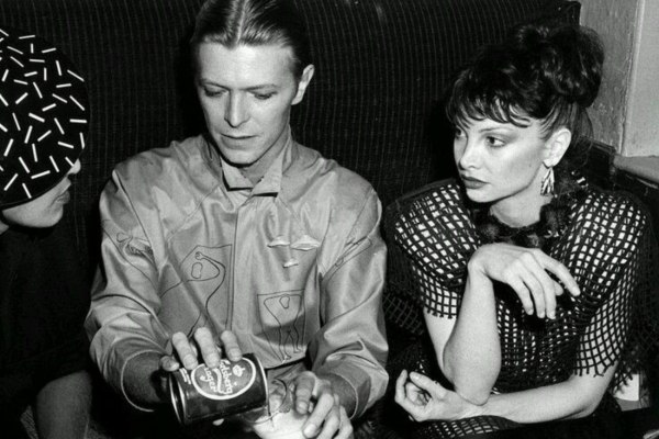 Η μαγική ζωή της Toni Basil – Δίδαξε τον Έλβις, γοήτευσε τον Μπόουι και απέκρουσε το «καμάκι» του Μπινγκ Κρόσμπι