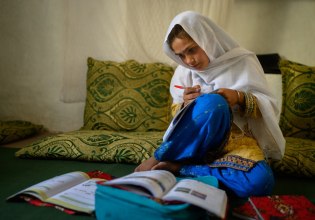 H φωτογραφία του 2025 της UNICEF – Ένα κορίτσι στο Αφγανιστάν μελετάει στο «Κρυφό Σχολειό»