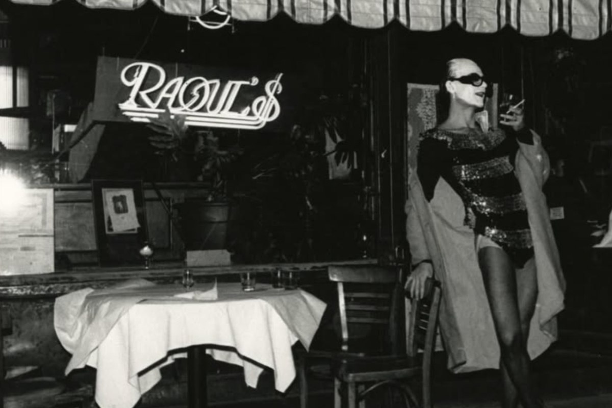 Ξέφρενες εποχές, νόστιμα πιάτα και drag show, από το 1975 – Οι ιδιοκτήτες του μπιστρό Raoul’s στο Σόχο νίκησαν τη Μαφία