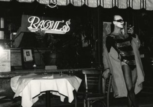 Ξέφρενες εποχές, νόστιμα πιάτα και drag show από το 1975 – Οι ιδιοκτήτες του μπιστρό Raoul’s στο Σόχο νίκησαν τη Μαφία