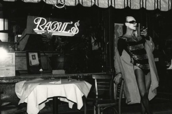 Ξέφρενες εποχές, νόστιμα πιάτα και drag show, από το 1975 – Οι ιδιοκτήτες του μπιστρό Raoul’s στο Σόχο νίκησαν τη Μαφία