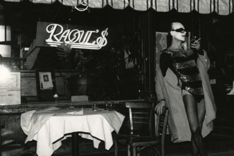Ξέφρενες εποχές, νόστιμα πιάτα και drag show από το 1975 – Οι ιδιοκτήτες του μπιστρό Raoul’s στο Σόχο νίκησαν τη Μαφία