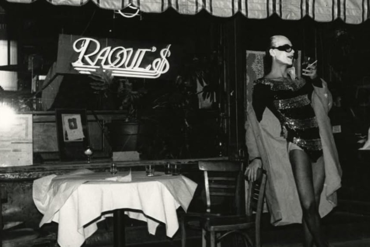 Ξέφρενες εποχές, νόστιμα πιάτα και drag show από το 1975 – Οι ιδιοκτήτες του μπιστρό Raoul’s στο Σόχο νίκησαν τη Μαφία