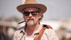 The Lowdown – H νέα δραματική σειρά του Ίθαν Χοκ είναι ξεκαρδιστικά συγκινητική