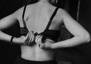 Όταν οι προσωπικές φωτογραφίες ενός Ελβετού φωτογράφου από τον μήνα του μέλιτος προκάλεσαν σκάνδαλο