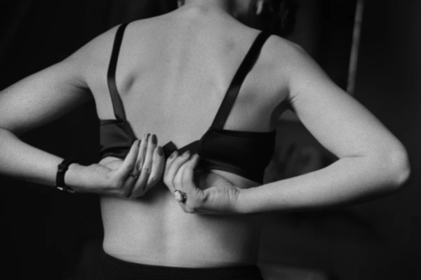 Όταν οι προσωπικές φωτογραφίες ενός Ελβετού φωτογράφου από τον μήνα του μέλιτος προκάλεσαν σκάνδαλο