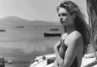 Με μαγιό στον Αστέρα, ξυπόλητη στην Πλάκα, για ποτά στην Ύδρα – Η Μπριζίτ Μπαρντό στην Ελλάδα το ’69