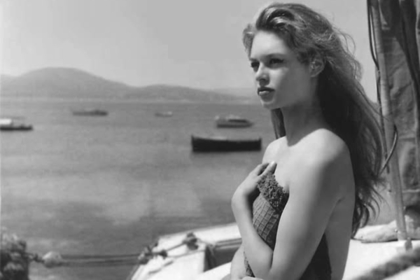 Με μαγιό στον Αστέρα, ξυπόλητη στην Πλάκα, για ποτά στην Ύδρα – Η Μπριζίτ Μπαρντό στην Ελλάδα το ’69