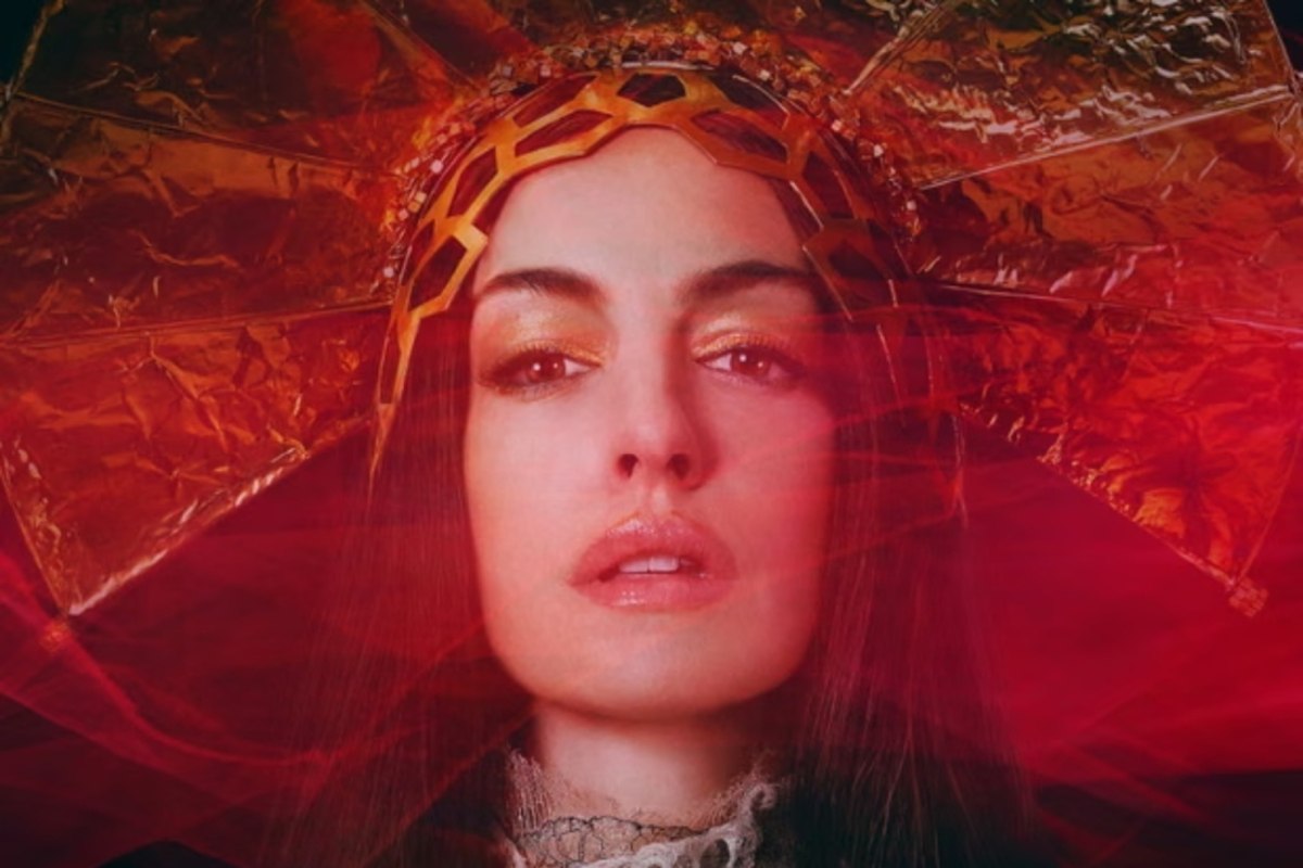 «Ψυχοσεξουαλικό ποπ θρίλερ» – Η Αν Χάθαγουεϊ και η Μικαέλα Κόελ αναμετρώνται στο πρώτο τρέιλερ της επικής ταινίας Mother Mary