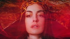 «Ψυχοσεξουαλικό ποπ θρίλερ» – Η Αν Χάθαγουεϊ και η Μικαέλα Κόελ αναμετρώνται στο πρώτο τρέιλερ της επικής ταινίας Mother Mary