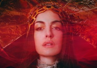 «Ψυχοσεξουαλικό ποπ θρίλερ» – Η Αν Χάθαγουεϊ και η Μικαέλα Κόελ αναμετρώνται στο πρώτο τρέιλερ της επικής ταινίας Mother Mary