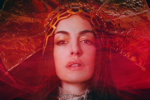 «Ψυχοσεξουαλικό ποπ θρίλερ» – Η Αν Χάθαγουεϊ και η Μικαέλα Κόελ αναμετρώνται στο πρώτο τρέιλερ της επικής ταινίας Mother Mary