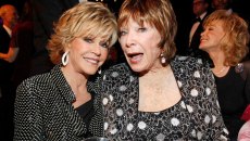 Η Σίρλεϊ ΜακΛέιν με μεγάλο, ζωηρό κόκκινο καπέλο στα 91 της ομολογεί το μυστικό της μακροζωίας