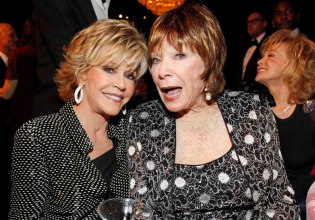 Η Σίρλεϊ ΜακΛέιν με μεγάλο, ζωηρό κόκκινο καπέλο στα 91 της ομολογεί το μυστικό της μακροζωίας