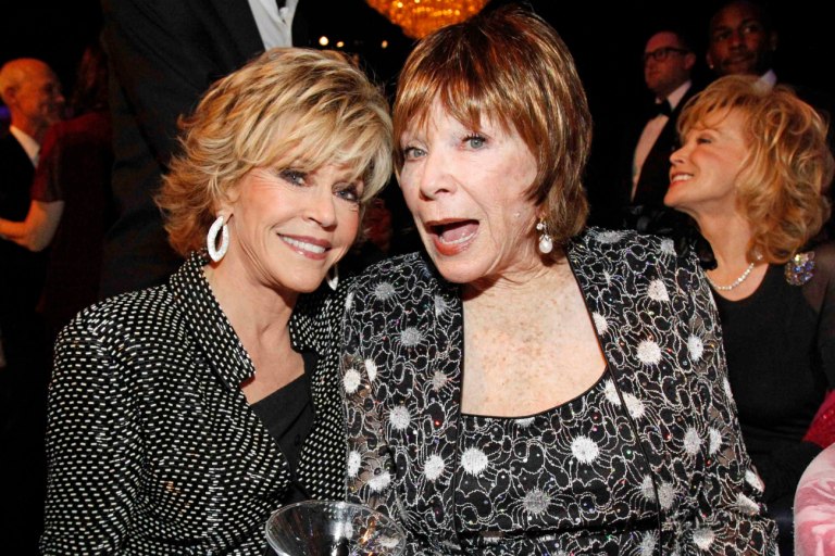 Η Σίρλεϊ ΜακΛέιν με μεγάλο, ζωηρό κόκκινο καπέλο στα 91 της ομολογεί το μυστικό της μακροζωίας