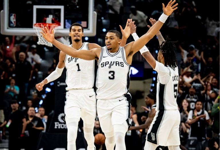 NBA: Τρομάζουν οι Σπερς, «καθάρισαν» τους Θάντερ και έφτασαν τις 8 σερί νίκες (130-110, vids)