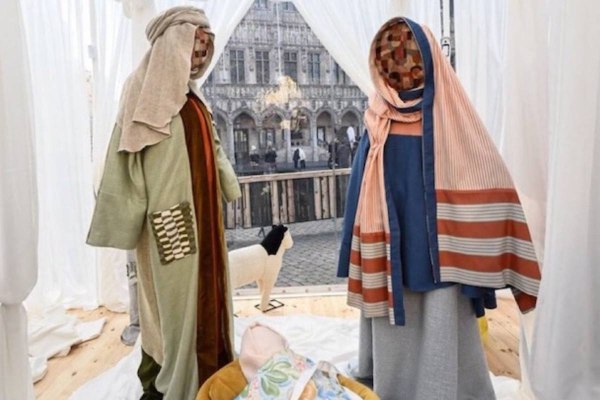 Βρυξέλλες: Βανδάλισαν φάτνη γιατί οι μορφές των συμμετεχόντων δεν είχαν πρόσωπο