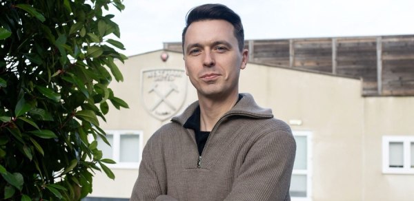 «Τρελαμένος» με τον Μουζακίτη, ο νέος επικεφαλής σκάουτερ της Μάντσεστερ Γιουνάιτεντ