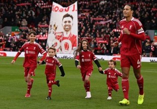 Συγκίνηση στο «Άνφιλντ»: Οι γιοι του Ζότα συνόδευσαν τις μασκότ των Λίβερπουλ, Γουλβς (pics)