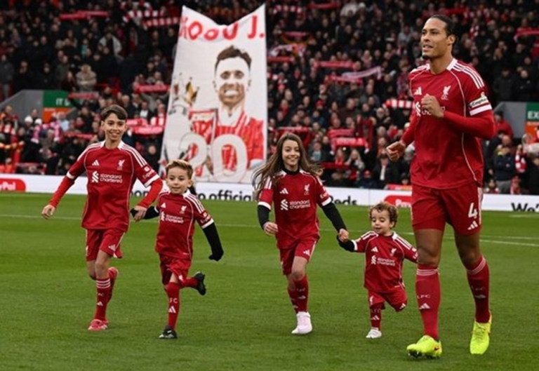 Συγκίνηση στο «Άνφιλντ»: Οι γιοι του Ζότα συνόδευσαν τις μασκότ των Λίβερπουλ, Γουλβς (pics)