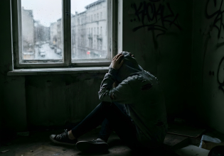 Θεσσαλονίκης: «Ο γιος μου δεν φαίνεται στο βίντεο» λέει η μητέρα κατηγορούμενου για τον ομαδικό βιασμό της 13χρονης