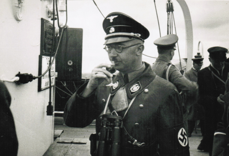 Όποιος ψάχνει, βρίσκει: Άνδρας «χάζευε» στο ίντερνετ – και ανακάλυψε ότι είναι εγγονός του Χίμλερ