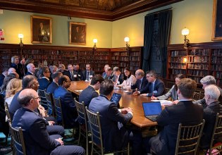 Capital Link: Συζήτηση Στρογγυλής Τραπέζης με τη συμμετοχή Ελλήνων υπουργών και διεθνών επενδυτών