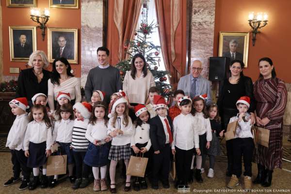 Η Βουλή πλημμύρισε με κάλαντα και παραδοσιακούς χορούς από όλη την Ελλάδα