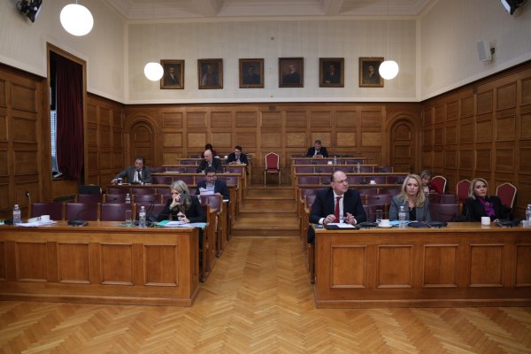 Νέα Αριστερά: Το Μαξίμου «ρίχνει μαύρο» στην Βουλή καταργώντας την ζωντανή τηλεοπτική μετάδοση των εξεταστικών