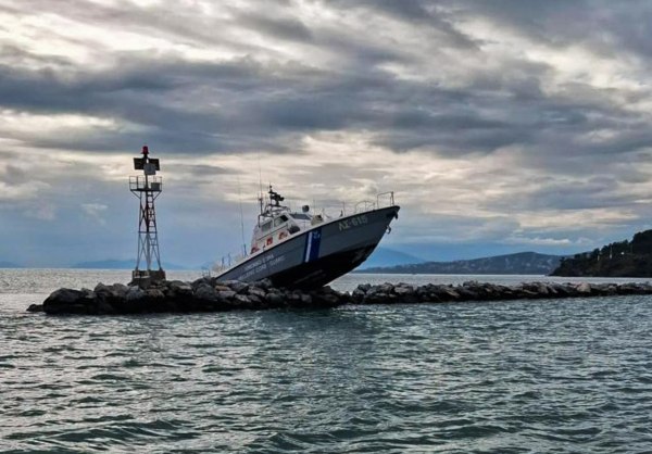 Σκάφος του Λιμενικού προσέκρουσε σε βράχια στην είσοδο του λιμανιού Βόλου [Εικόνες]