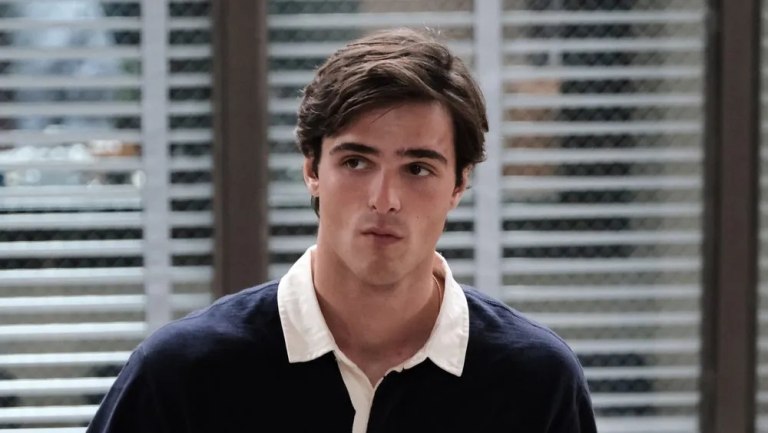 Ο Τζέικομπ Ελόρντι κατακεραυνώνει παπαράτσι στο Παρίσι: «Μου κάνεις τη ζωή πολύ δύσκολη»