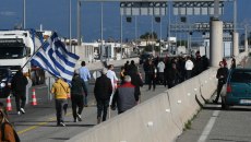 Αγρότες: Δέχθηκαν επίθεση με χημικά στη γέφυρα Ρίου – Αντιρρίου – Κλούβα των ΜΑΤ μπλόκαρε και ασθενοφόρα