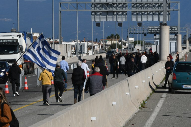 Αγρότες: Δέχθηκαν επίθεση με χημικά στη γέφυρα Ρίου – Αντιρρίου – Κλούβα των ΜΑΤ μπλόκαρε και ασθενοφόρα