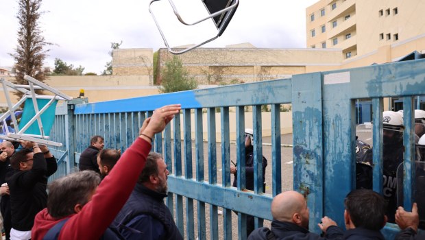 Ταξί: Χημικά στο υπουργείο Μεταφορών – Οι αυτοκινητιστές ζητούν συνάντηση με τον Κυρανάκη