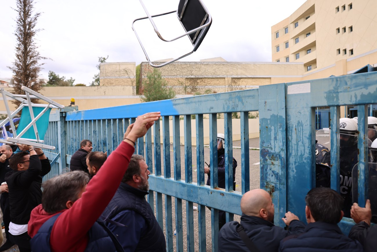 Ταξί: Χημικά στο υπουργείο Μεταφορών – Οι αυτοκινητιστές ζητούν συνάντηση με τον Κυρανάκη