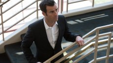 Ο Τζάστιν Θερού μιλά για τη συνεργασία του με την Μέριλ Στριπ στην ταινία «Ο διάβολος φοράει Prada 2»