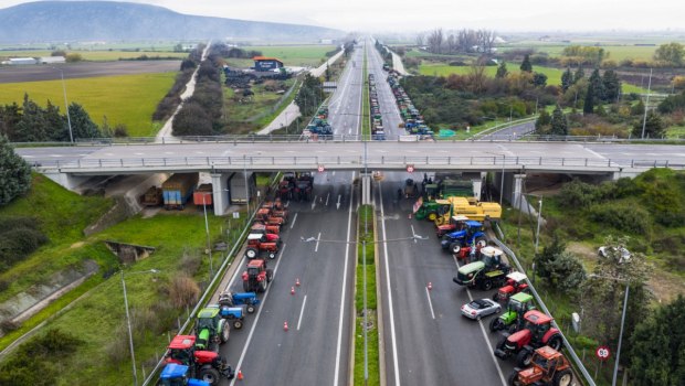 ΚΚΕ: «Αθλιότητα της κυβέρνησης – Κλείνουν τους δρόμους που αφήνουν ανοιχτούς οι αγρότες»