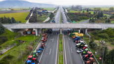 Αγρότες: Με εντολή Μαξίμου κλείνουν οι δρόμοι – Μετατρέπουν τον ταξιδιώτη σε «όμηρο» και τον αγρότη σε «εχθρό»