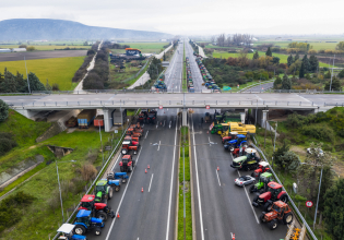Αγρότες: Με εντολή Μαξίμου κλείνουν οι δρόμοι – Μετατρέπουν τον ταξιδιώτη σε «όμηρο» και τον αγρότη σε «εχθρό»
