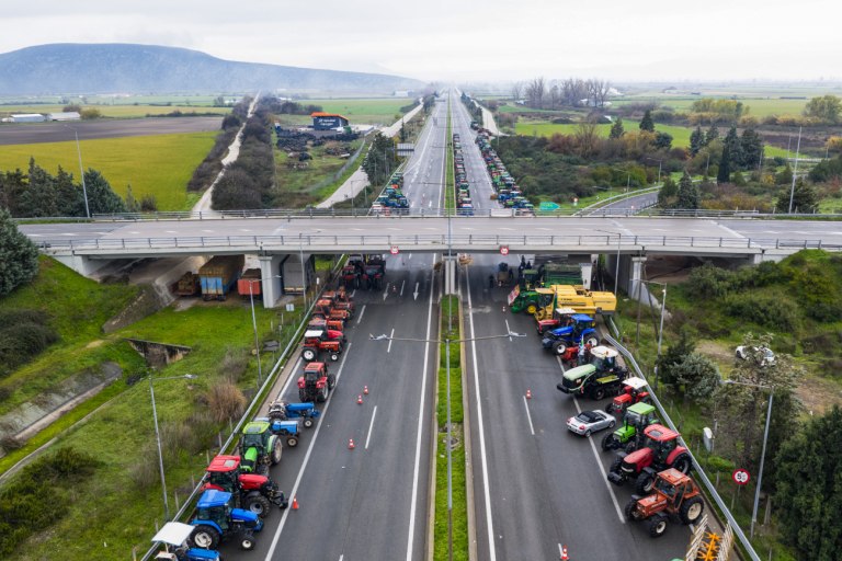 Αγρότες: Με εντολή Μαξίμου κλείνουν οι δρόμοι – Μετατρέπουν τον ταξιδιώτη σε «όμηρο» και τον αγρότη σε «εχθρό»