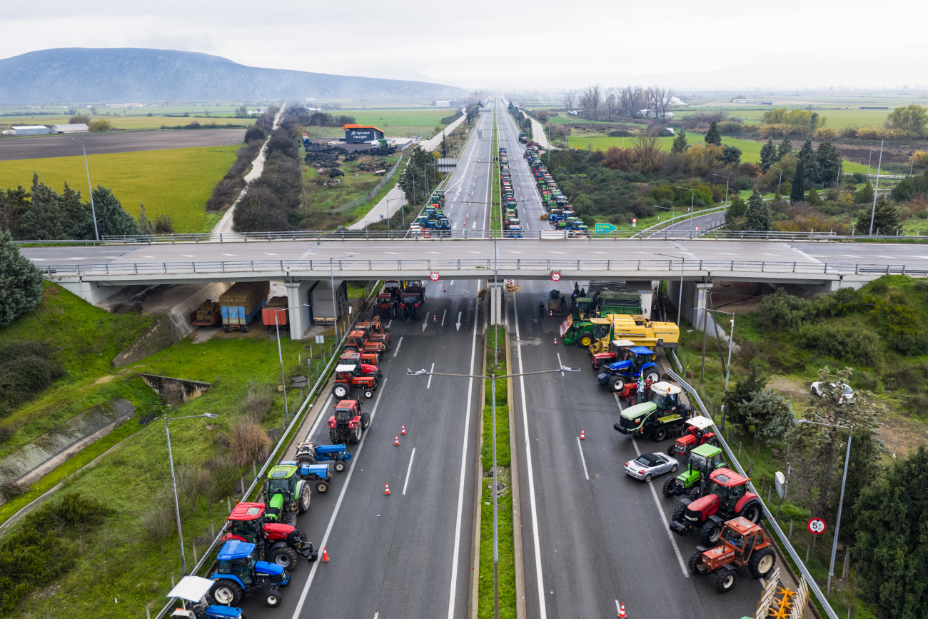 Αγρότες: Με εντολή Μαξίμου κλείνουν οι δρόμοι – Μετατρέπουν τον ταξιδιώτη σε «όμηρο» και τον αγρότη σε «εχθρό»